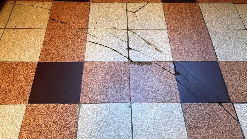Fissures dans le Carrelage : Causes et Solutions pour les Propriétaires de Maisons